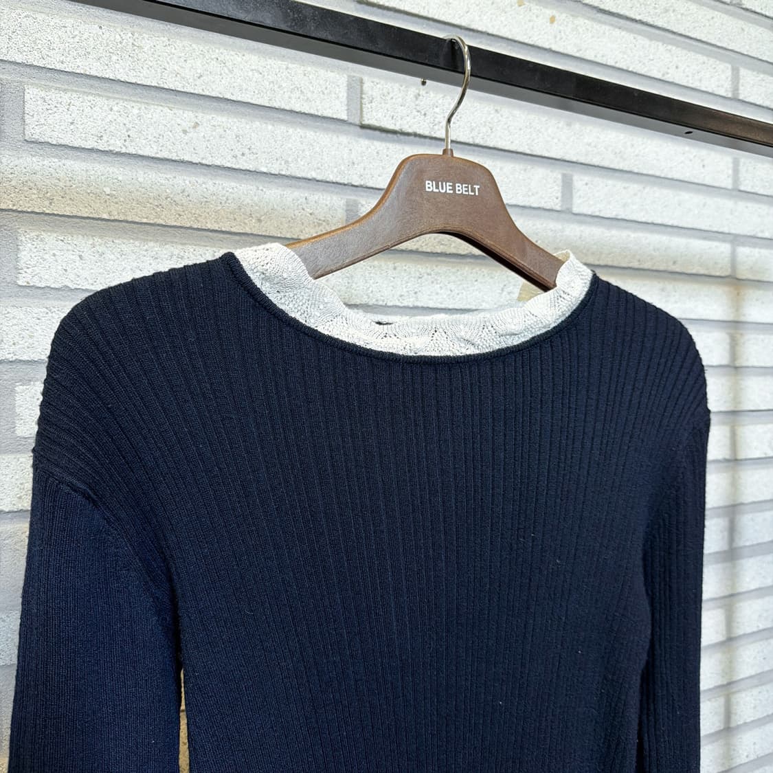 롱슬리브 골지 니트 레이스 프릴 디테일 슬림핏 남색 상품이미지5