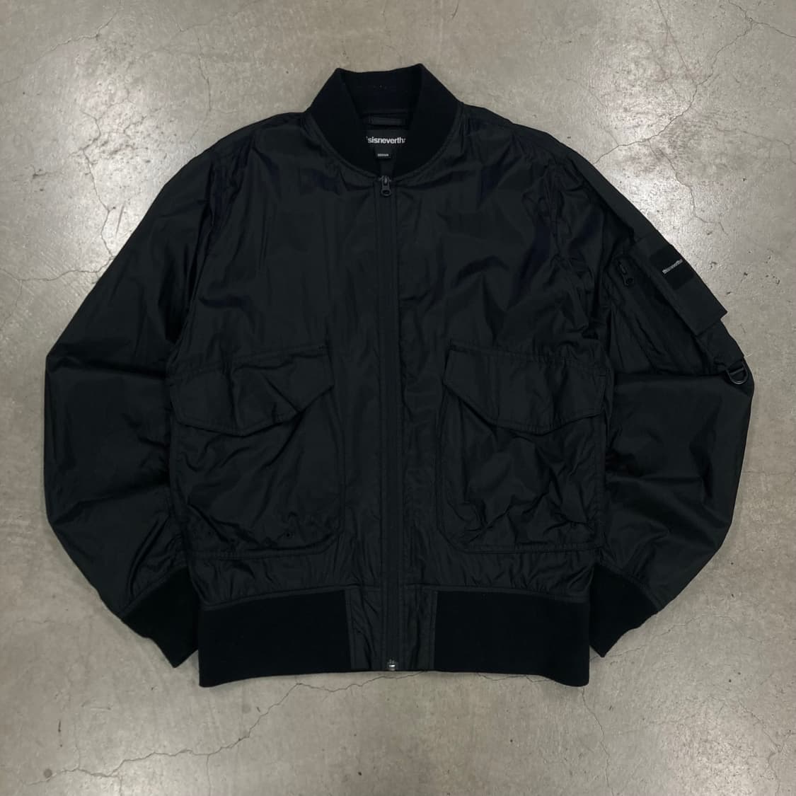 디스이즈네버댓 블랙 컬러 스펠아웃 바람막이 상품이미지2