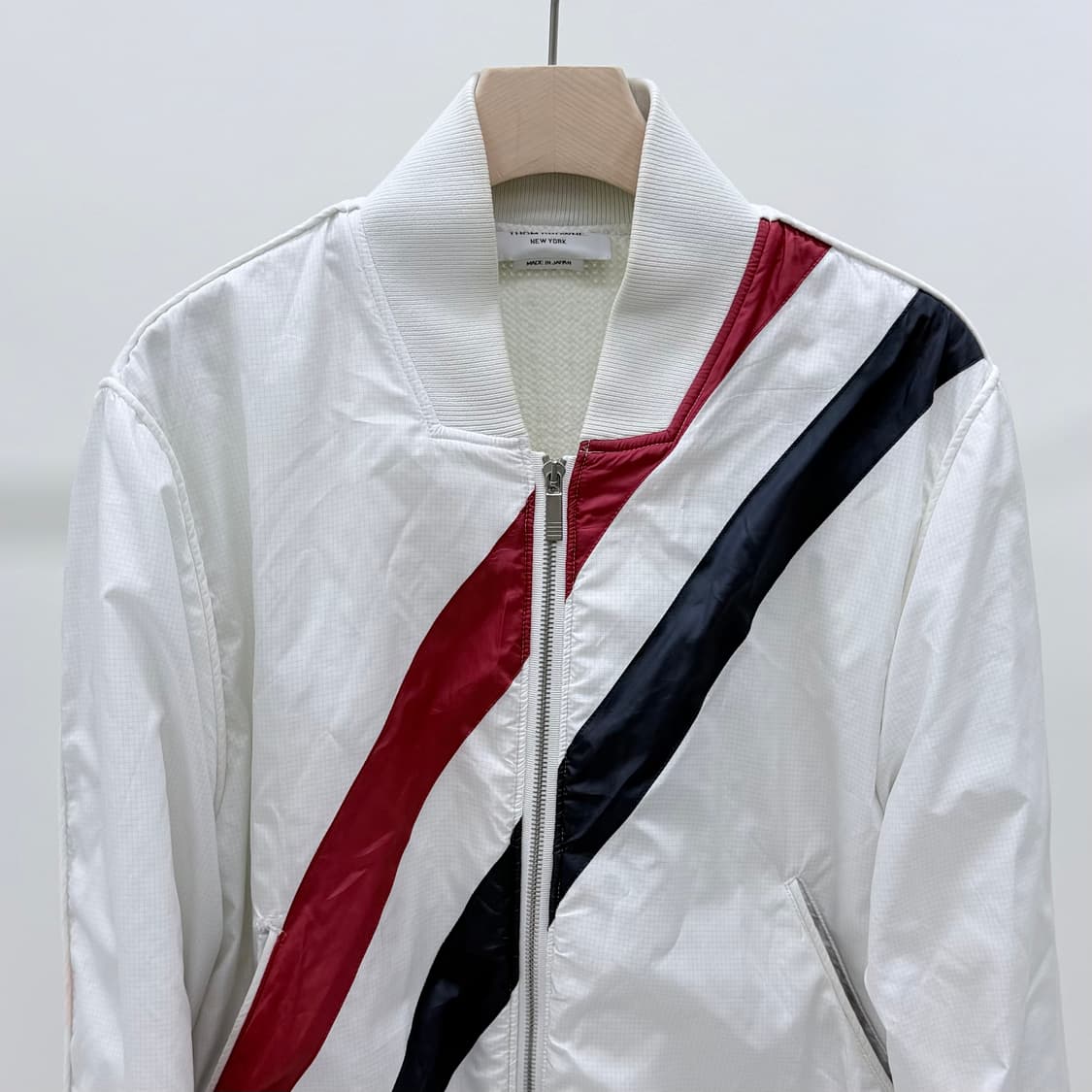 [B급/3] 톰브라운 삼선 로고 봄버 자켓 화이트 상품이미지2