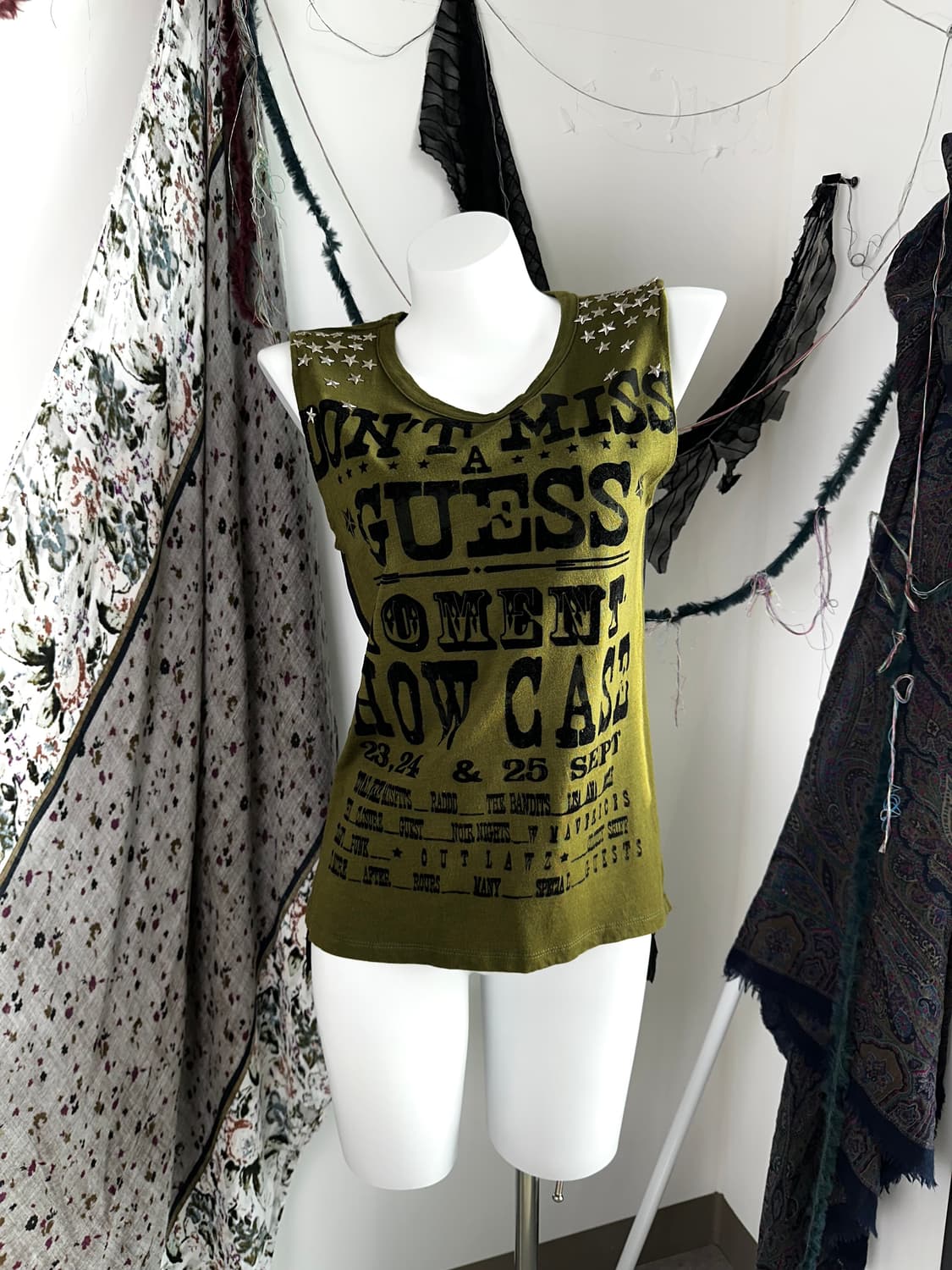 Y2k 카키 스터드 프린팅 슬리브리스 상품이미지1