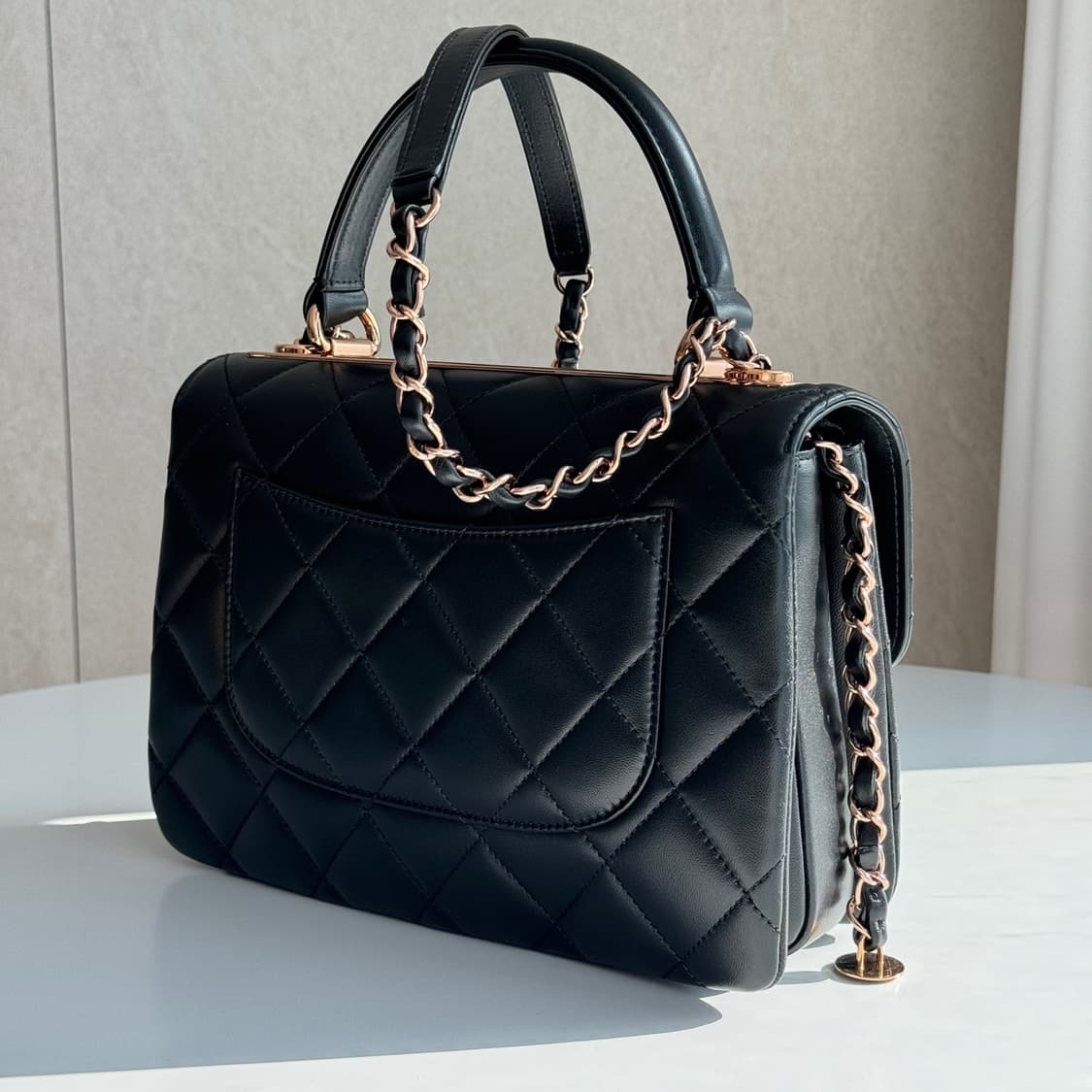 [신품급] 샤넬 트렌디 CC 탑 핸들 스몰 플랩백 블랙 금장 상품이미지4