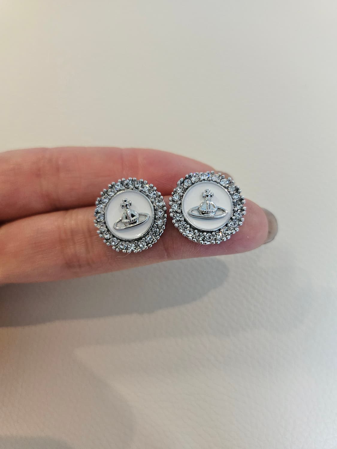 비비안웨스트우드 업사이클링 화이트 단추 귀걸이 상품이미지5