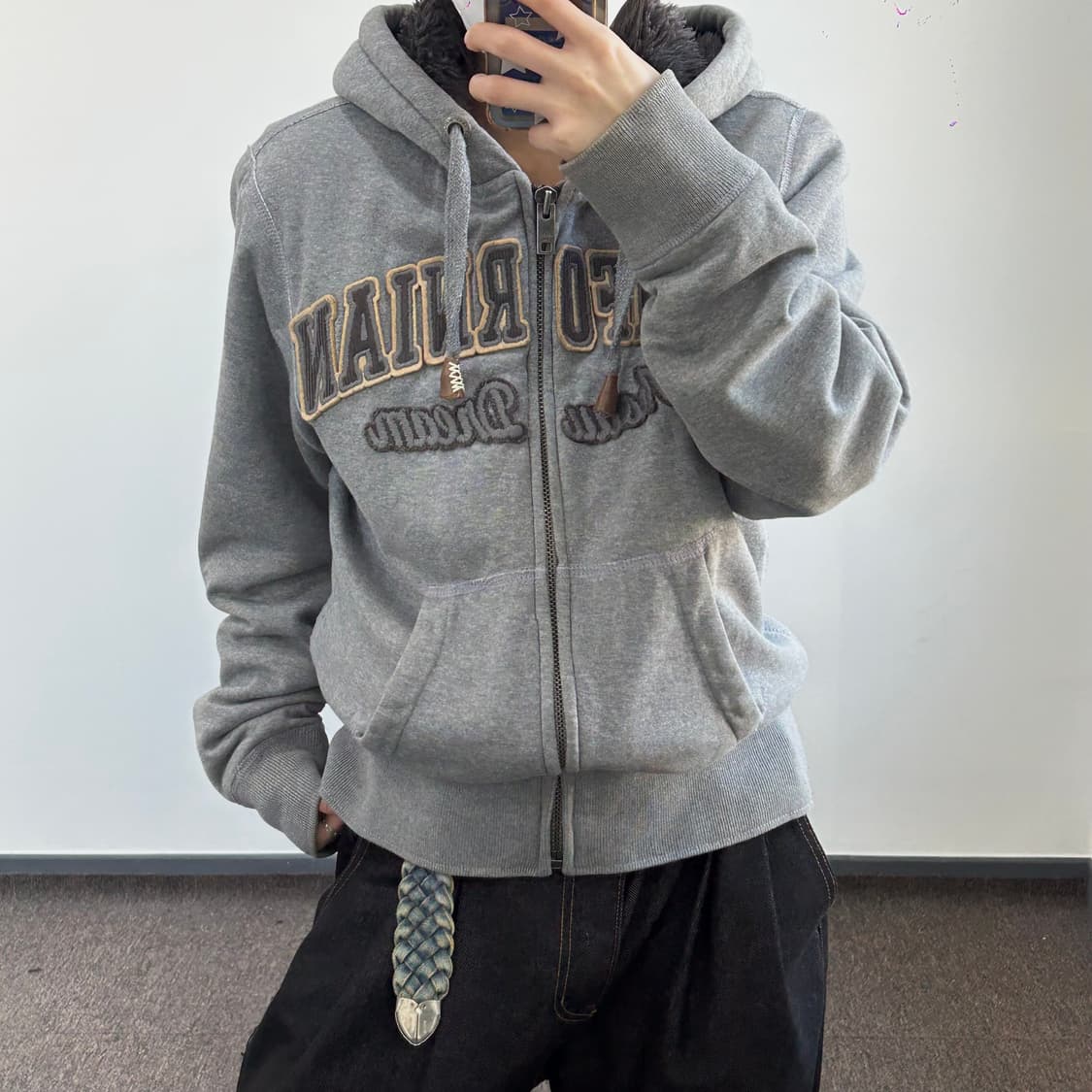 Who.A.U 후아유 스펠아웃 로고 퍼 안감 그레이 후드집업 상품이미지1