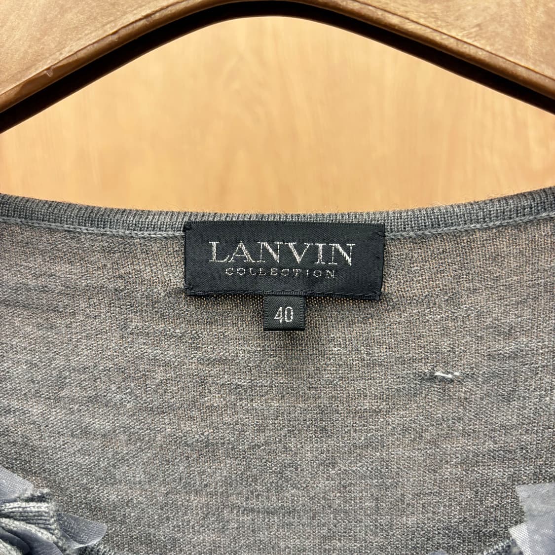 랑방 브이넥 7부 니트 플라워 아플리케 쉬폰 오간자 텍스처 디테일 그레이 상품이미지6