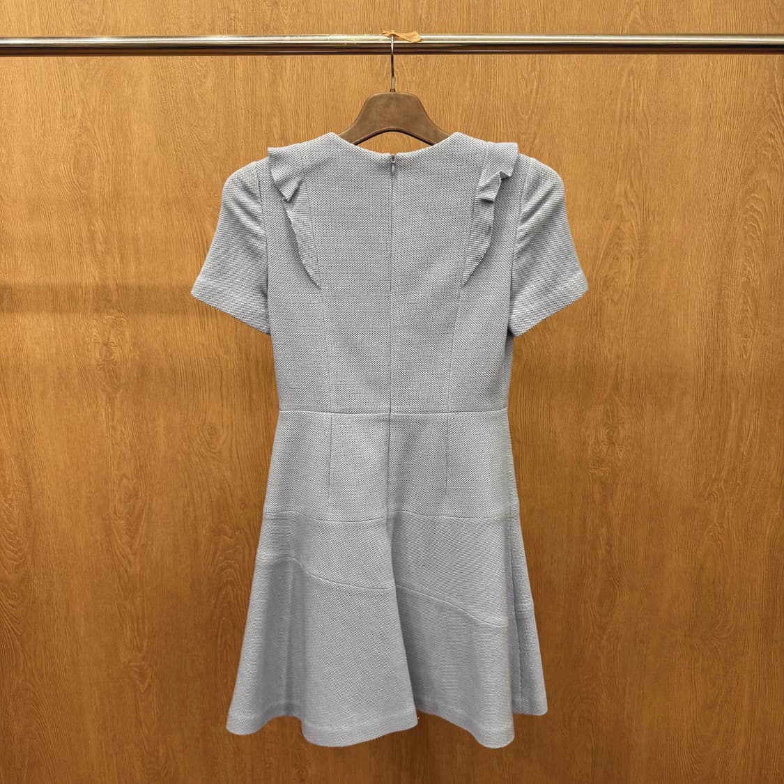 산드로 파리 텍스처 니트 반팔 원피스 플레어 프릴 디테일 라이트블루 상품이미지3