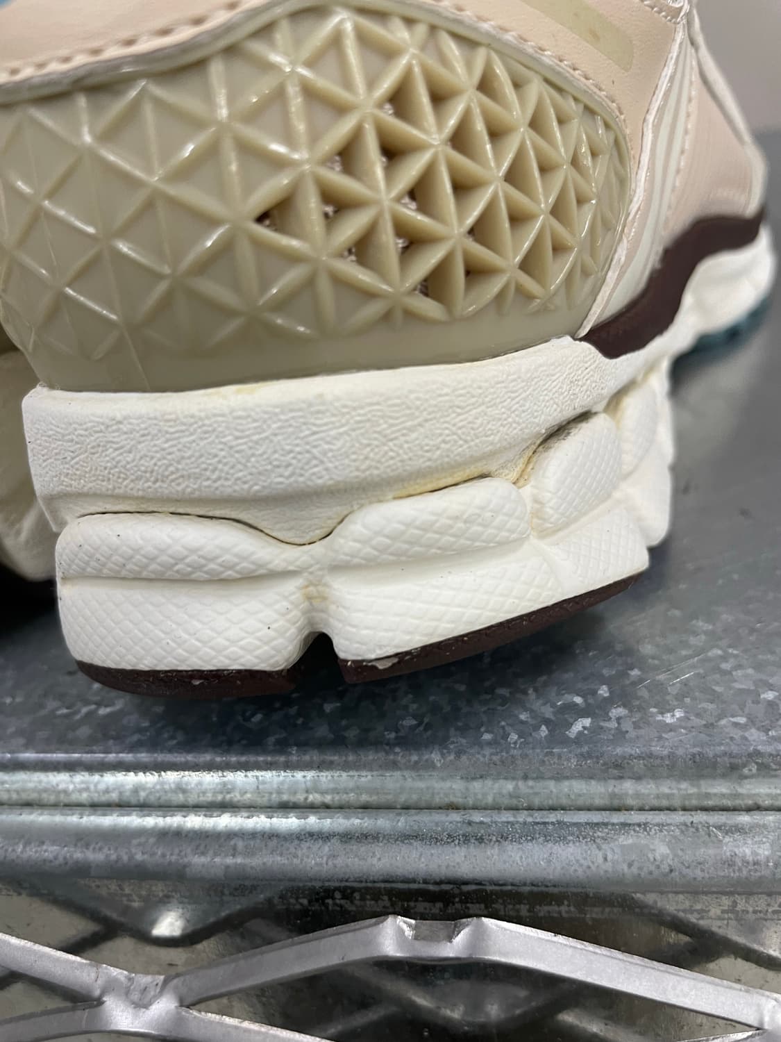 나이키 줌 보메로 5 오트밀 베이지 240 상품이미지8