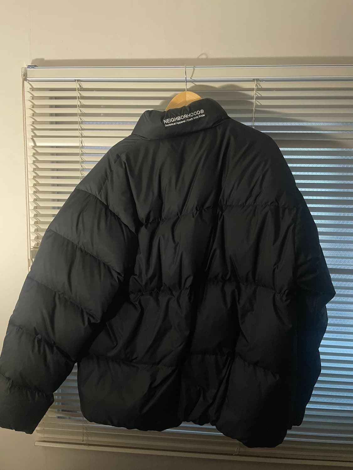 네이버후드 클래식 다운 패딩 블랙 22AW 상품이미지3