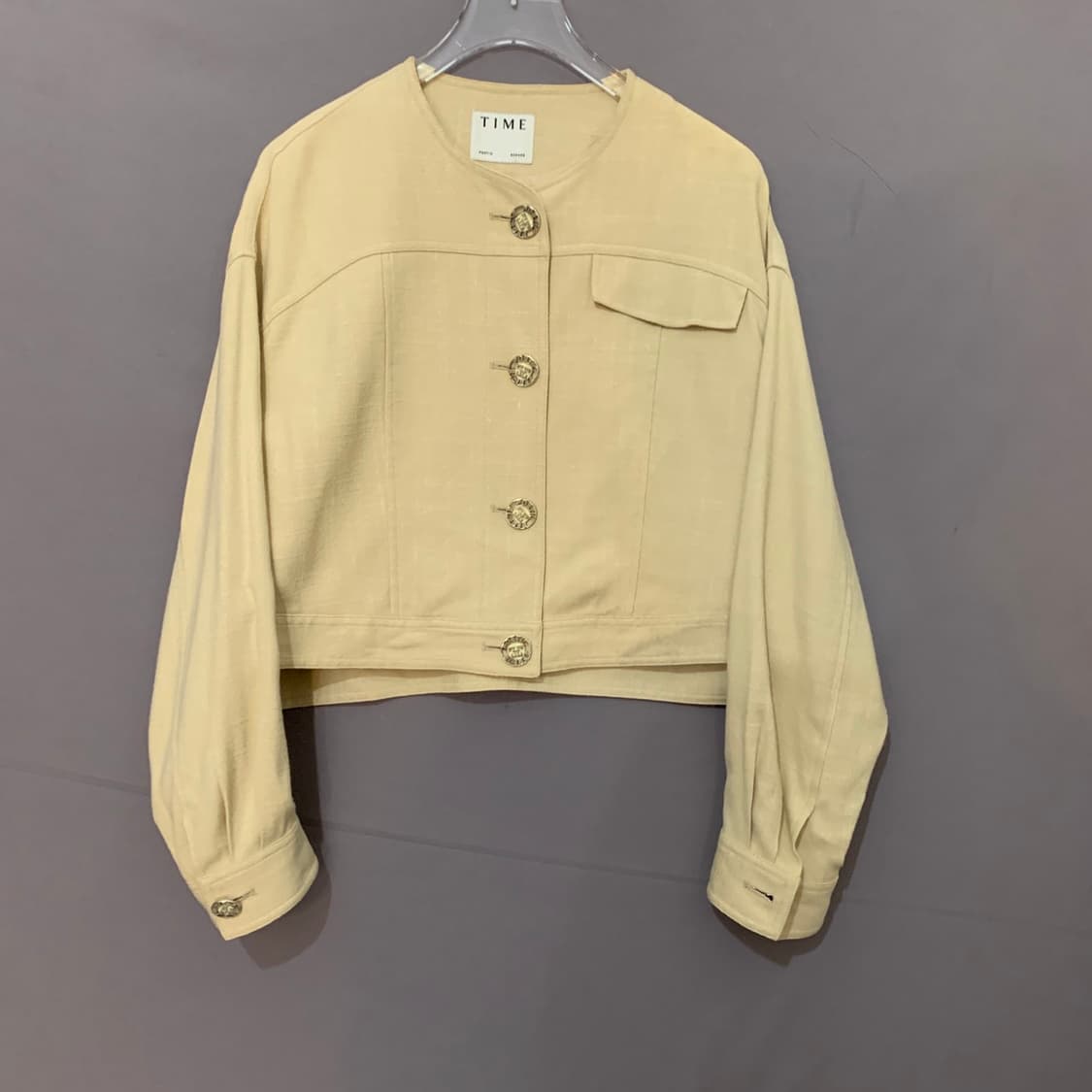 82 타임 22SS 베이지 로고 버튼 크롭 스판 자켓 상품이미지2