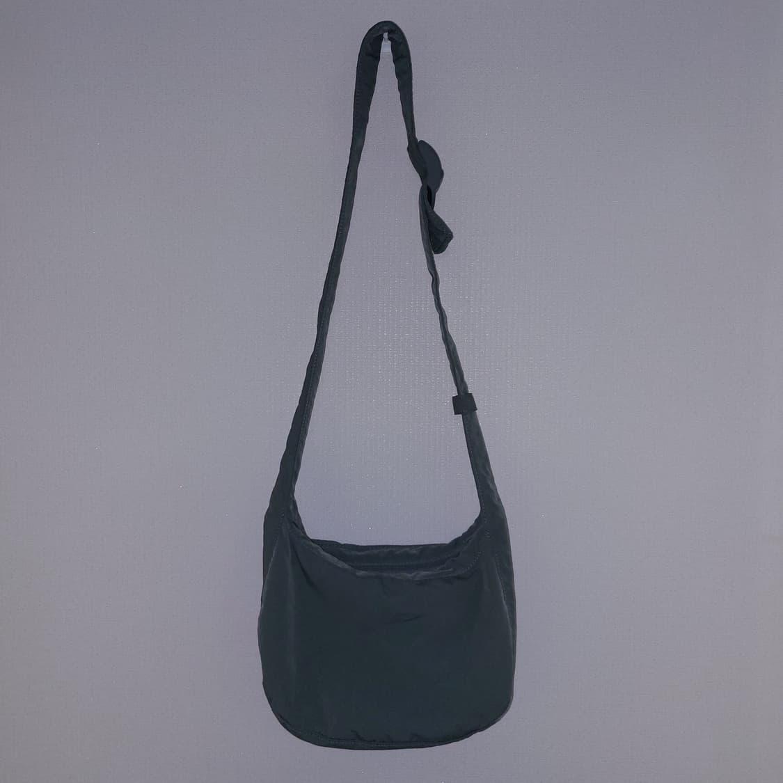 코스 나일론 크로스바디 새들백 다크 그린 상품이미지3