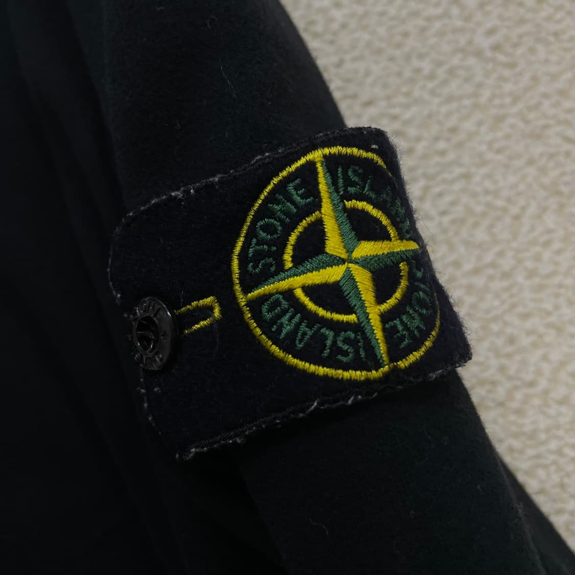 스톤아일랜드 와펜 패치 크루넥 맨투맨 블랙 상품이미지3