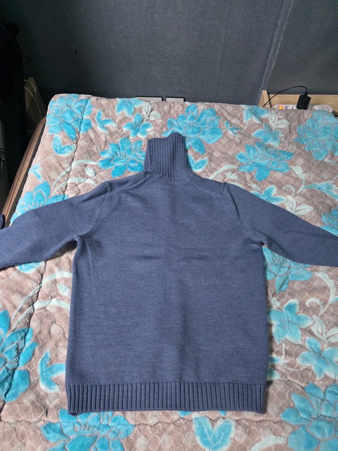 자노네 터틀넥 판매합니다 상품이미지2