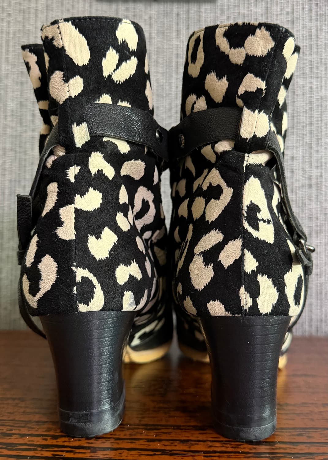 레오파드 배색 패턴 오픈토 버클 앵클 부츠 호피 블랙 레더 스트랩 부티 상품이미지8