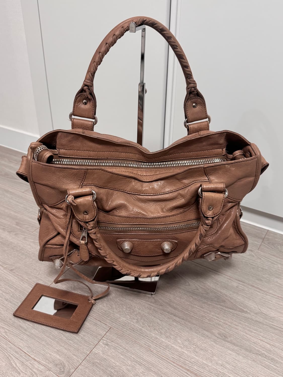 발렌시아가 자이언트 모터백 미디움 은장 베이지브라운 상태A- 상품이미지9