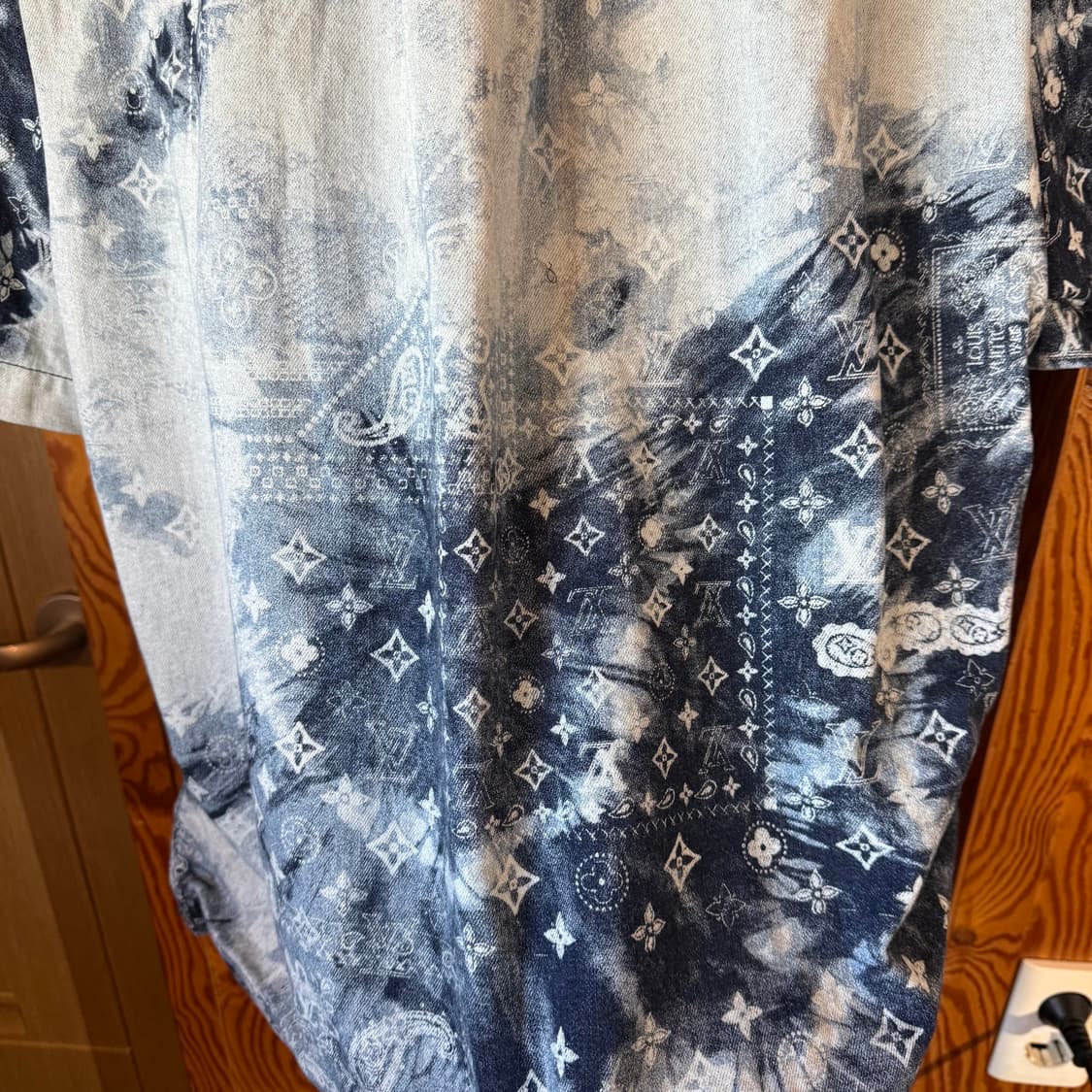 루이비통 모노그램 반다나 데님 셔츠 판매 합니다. 상품이미지9