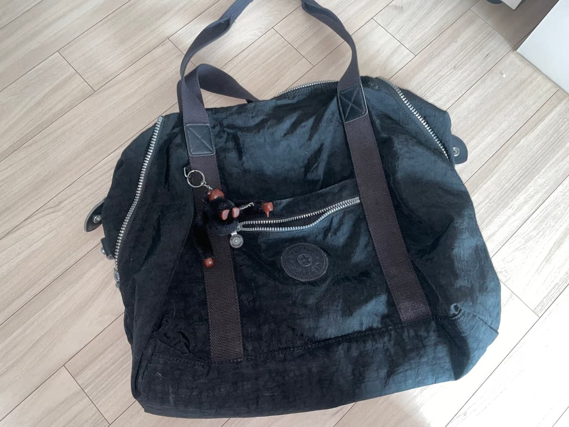 키플링 보부상 숄더백 블랙 (착샷) 상품이미지2