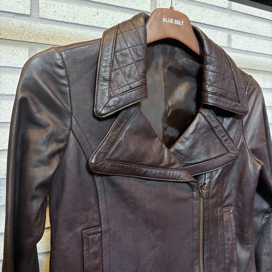 레이빔즈 쉽스킨 크롭 라이더자켓 카라 퀼팅패턴 디테일 버건디 상품이미지4