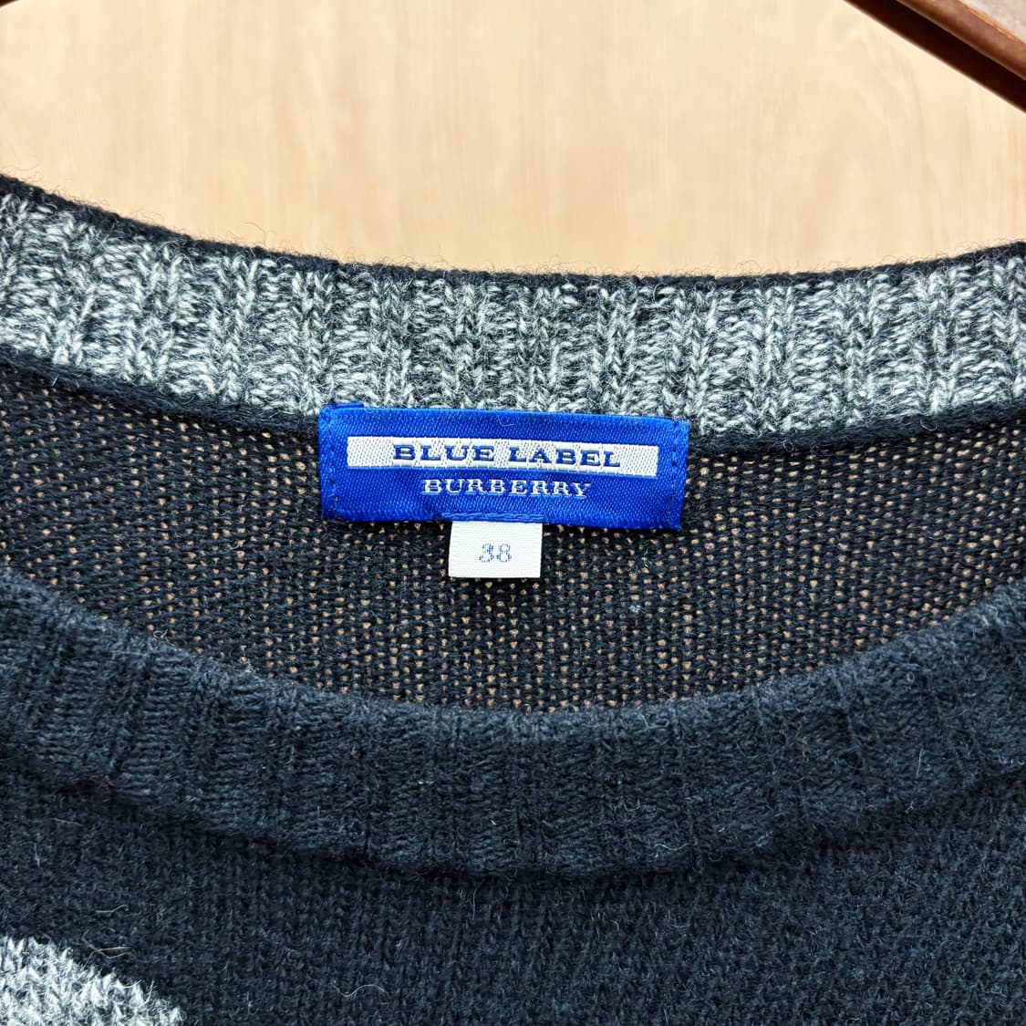 버버리 블루 라벨 라운드넥 니트 그레이 하트 로고 안타르시아 디테일 블랙 상품이미지8
