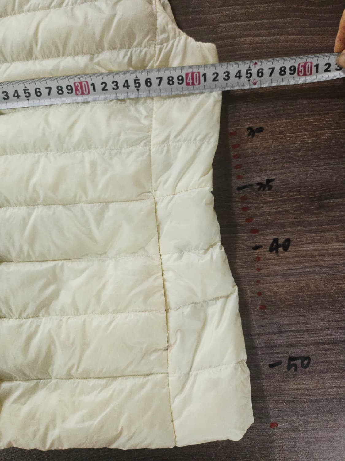 유니클로 경량 패딩 베스트 아이보리 S 상품이미지4