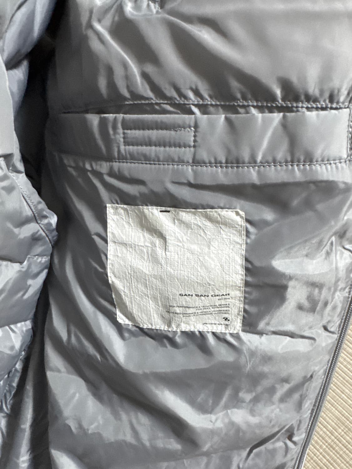 산산기어 서픽스  푸퍼 자켓 그레이 - 24FW 경량패딩 상품이미지4