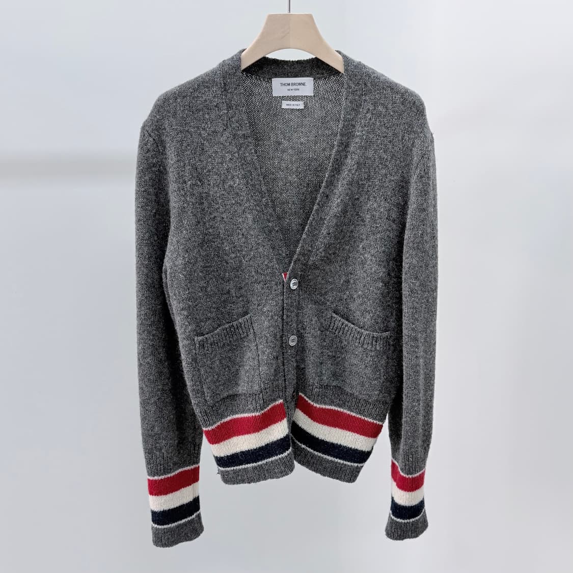 [미사용/3] 톰브라운 셰틀랜드 삼선 클래식 가디건 그레이 상품이미지1