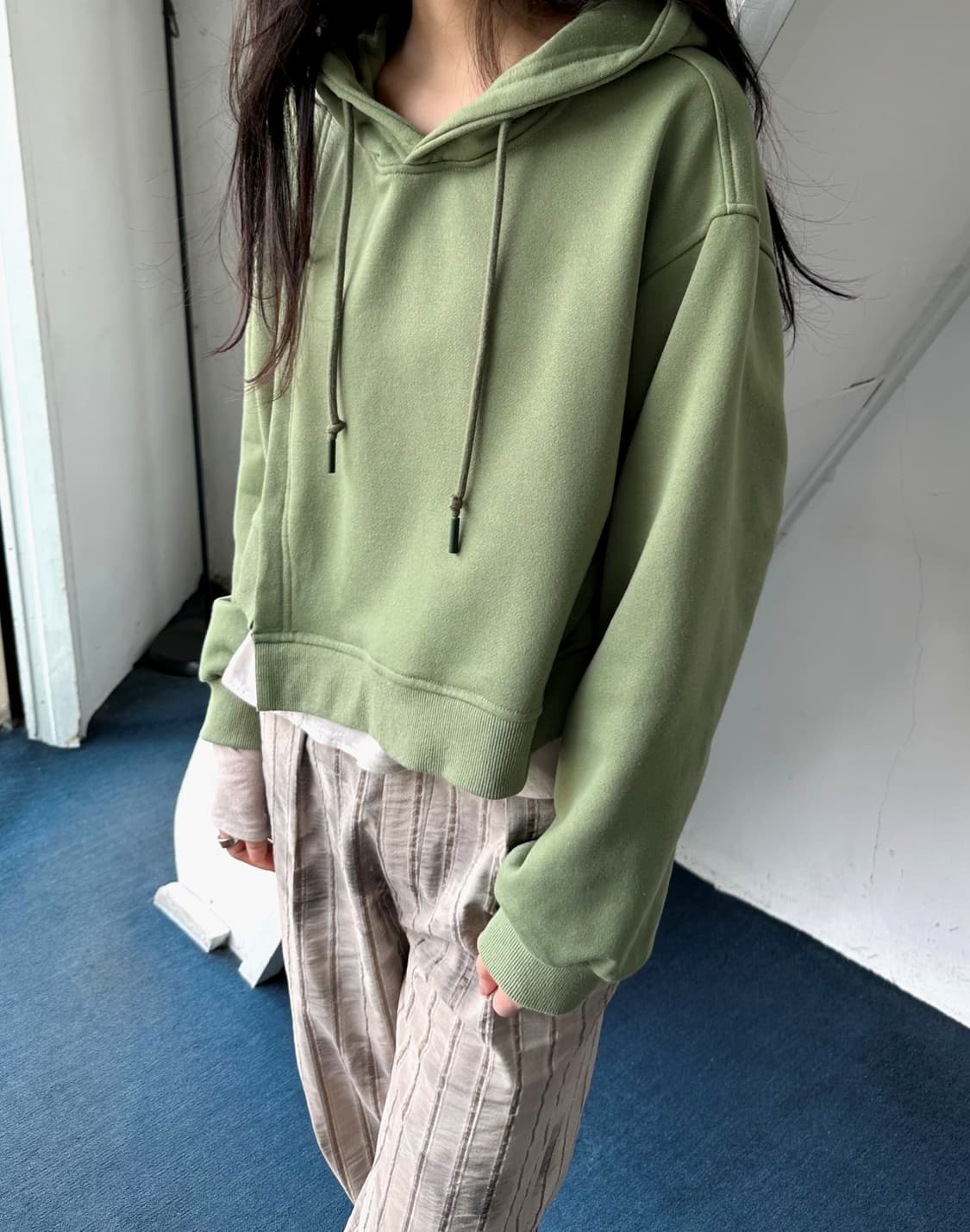 Design panel cropped hood sweat P/O 상품이미지6