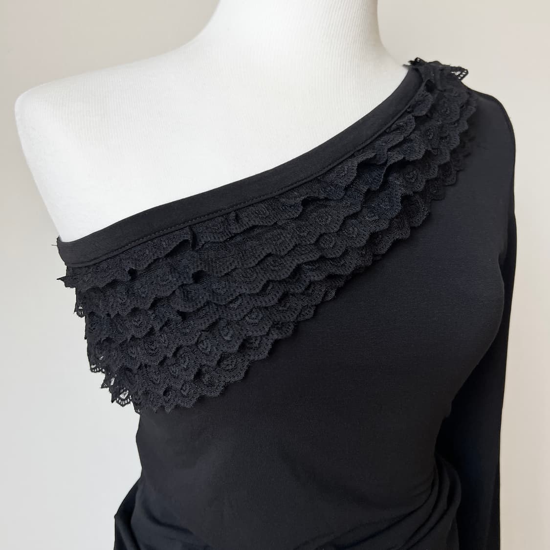 off-shoulder lace trimming  t-shirt 상품이미지3