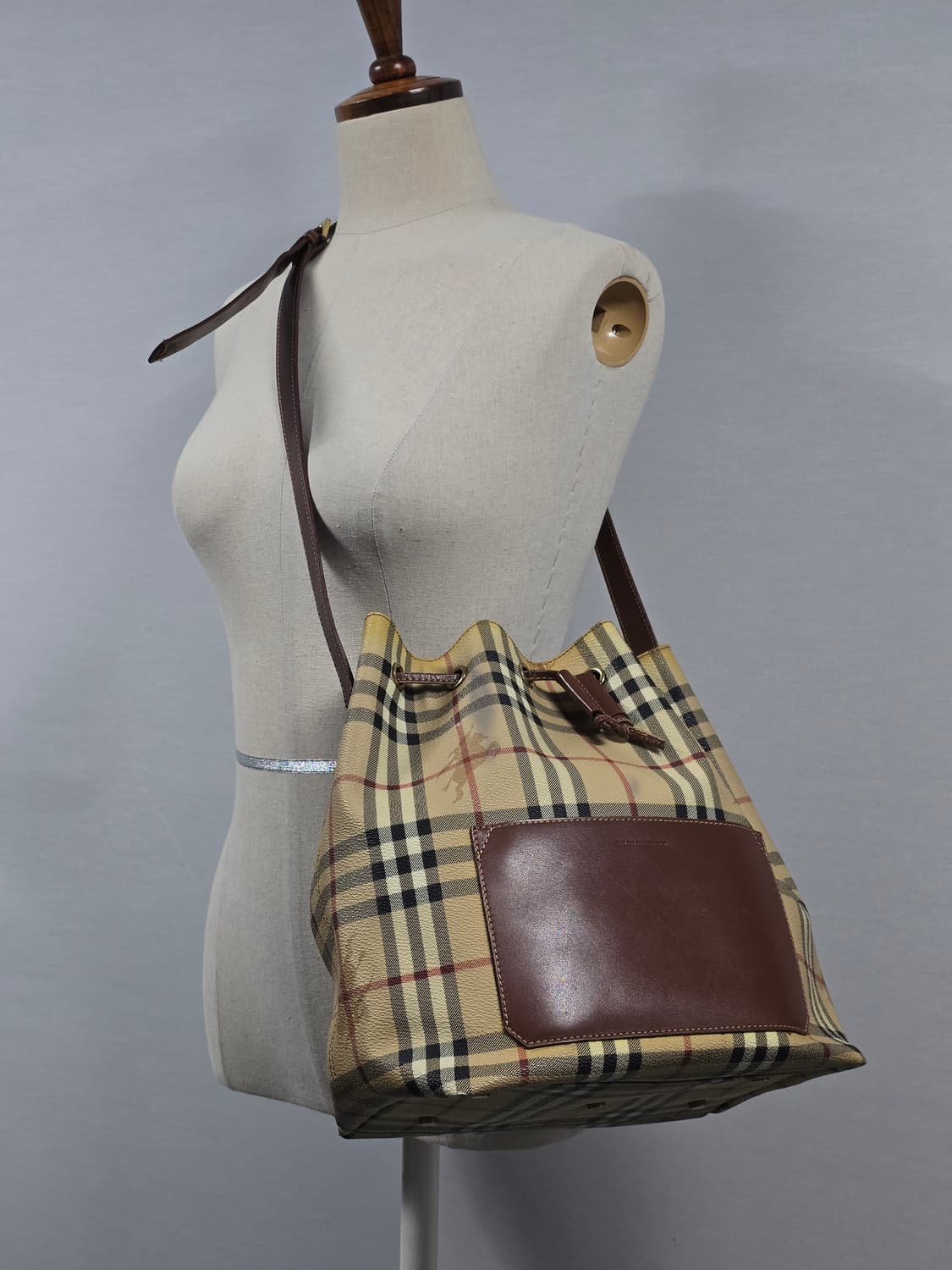 Burberry 버버리 정품 클래식 버킷백 상품이미지1