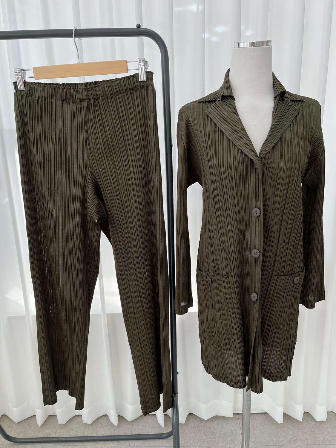 플리츠플리즈 카키 투피스 세트 상품이미지1