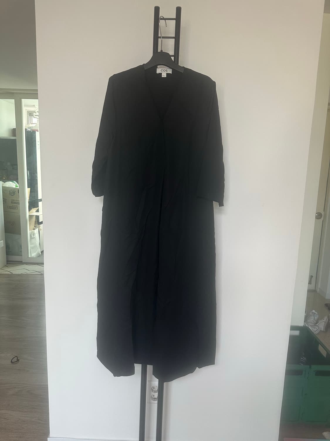 COS  코스 여성   브이넥  롱 기본 라인 원피스 상품이미지1