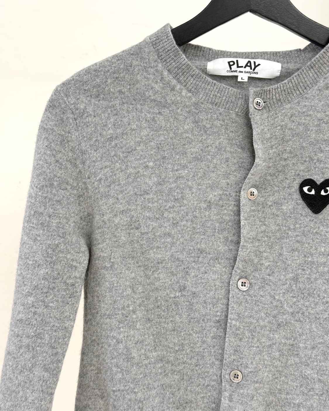 꼼데가르송 플레이 그레이 블랙 하트패치 가디건 상품이미지3