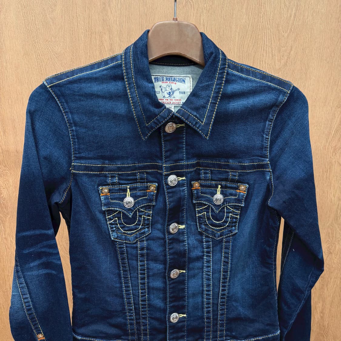 트루릴리전 데님 자켓 로고 패치 버튼 스트랩 디테일 슬림핏 블루 상품이미지4