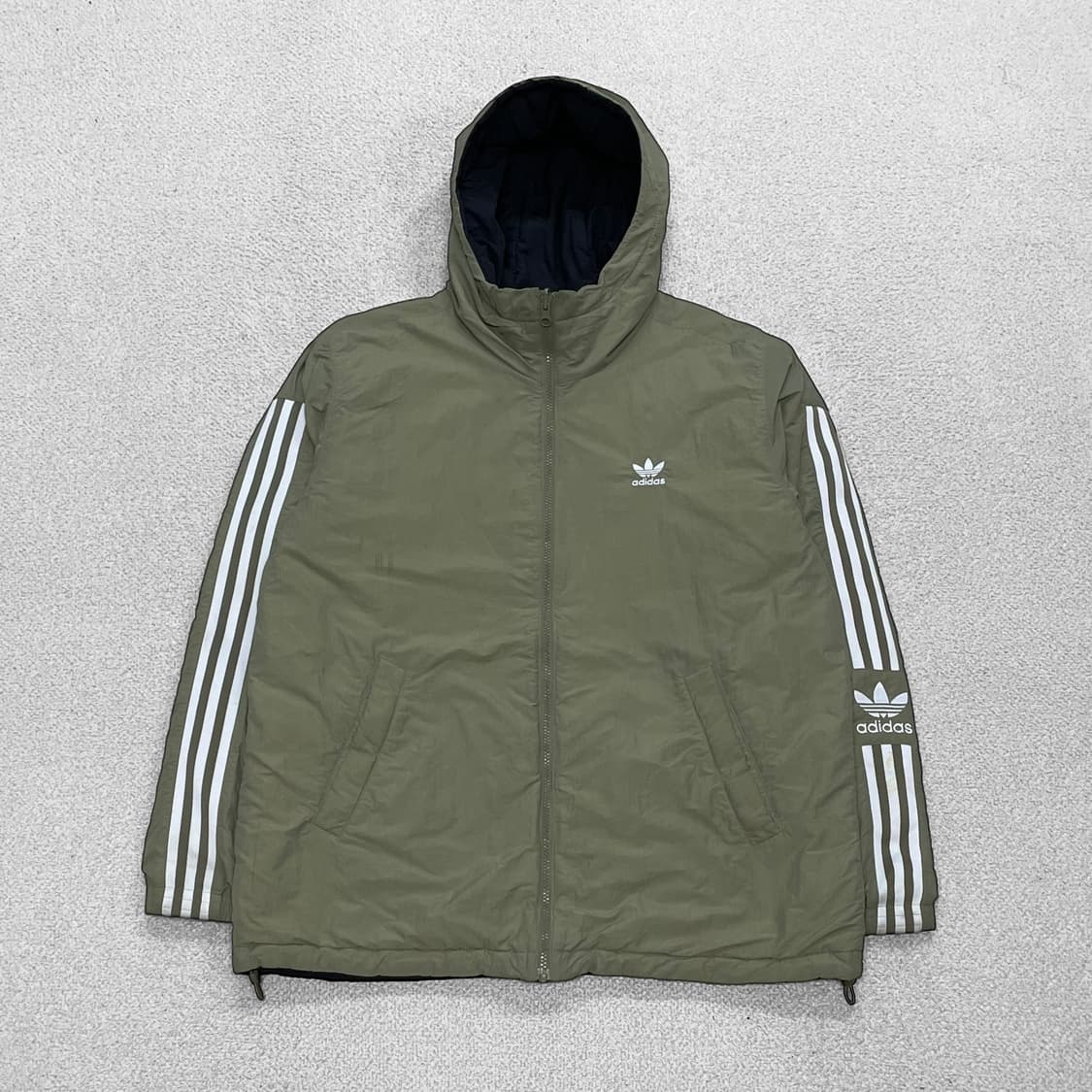 아디다스 오리지널 리버시블 락업 패딩 점퍼 카키 블랙 상품이미지1