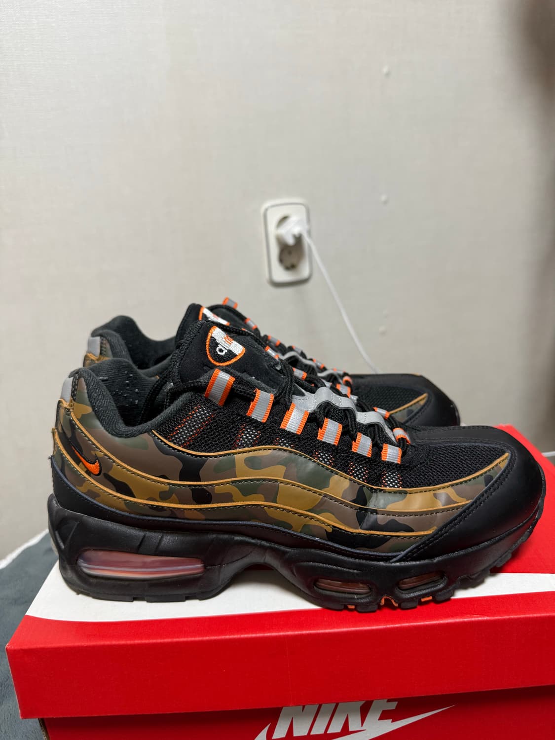 나이키 에어맥스 95 OG QS 블랙 세이프티 오렌지 상품이미지1