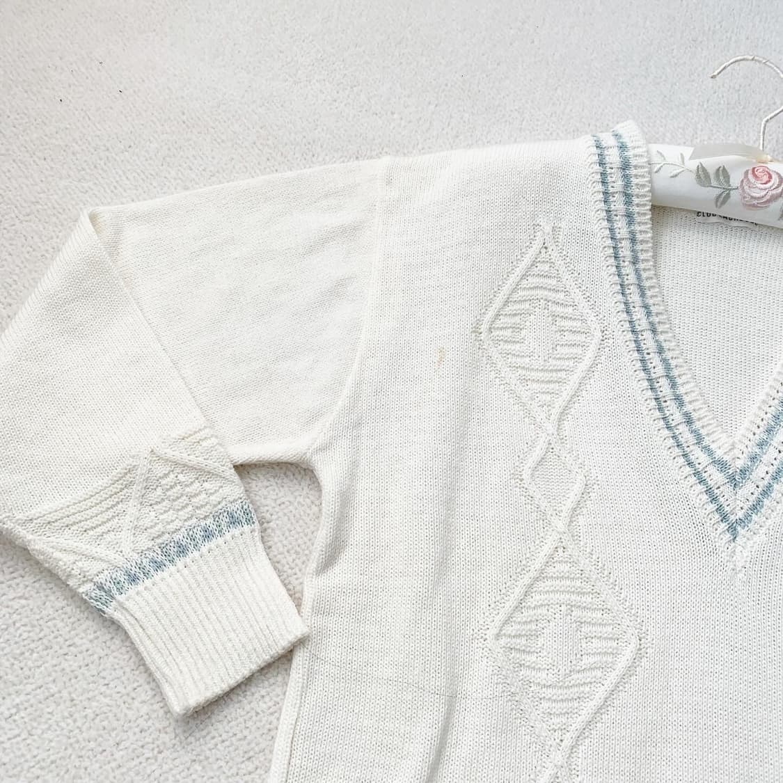 크림x블루 브이넥 니트 상품이미지3