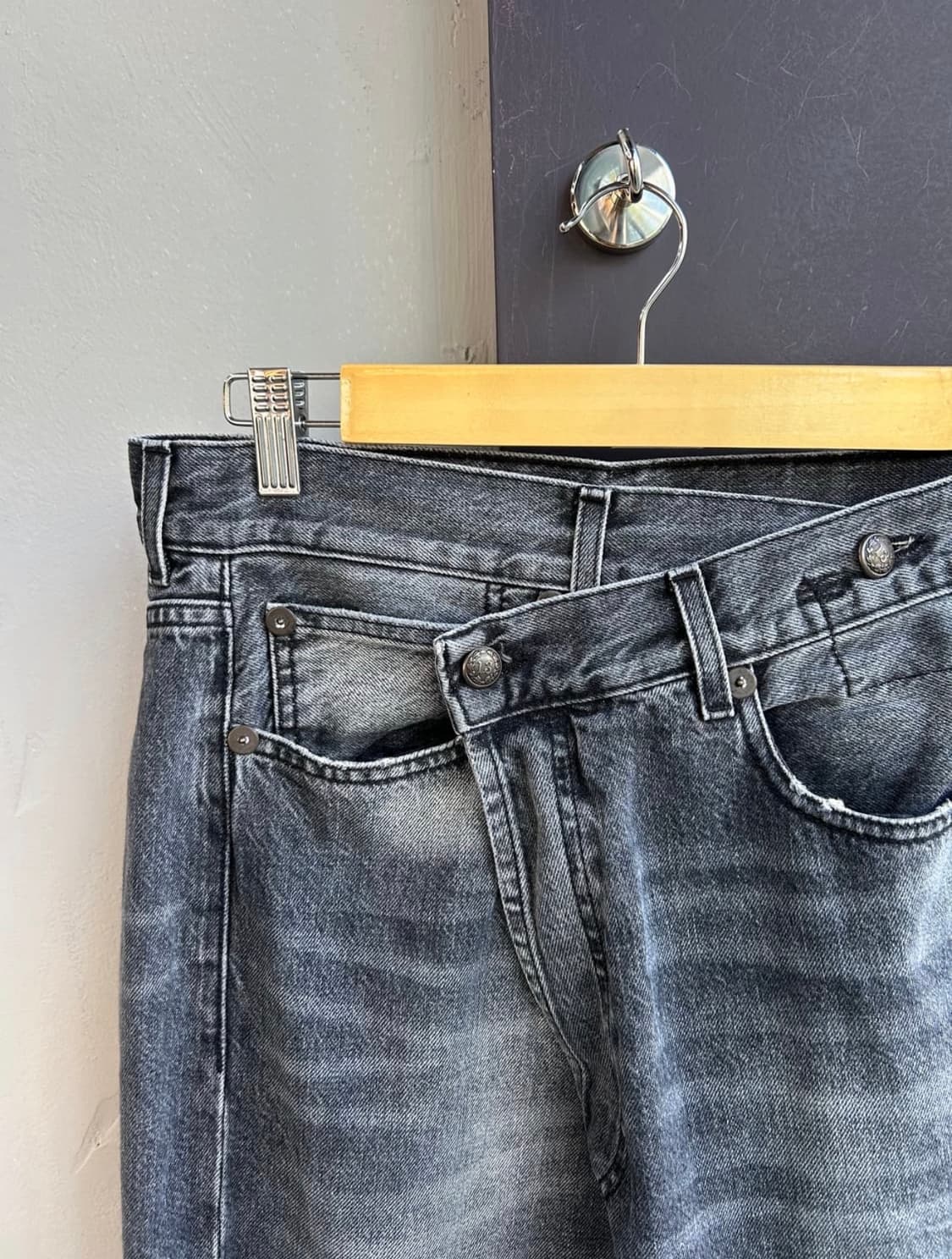 R13 알써틴 25SS 크로스오버 데님 팬츠 상품이미지5