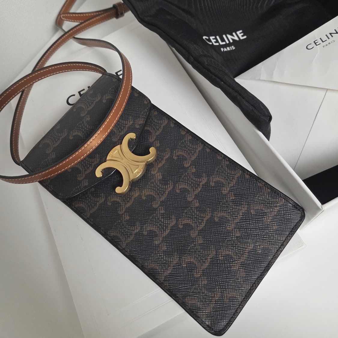 CELINE 셀린느 정품 매장가135만원 트리오페 틴 폰홀더백 폰파우치 상품이미지7