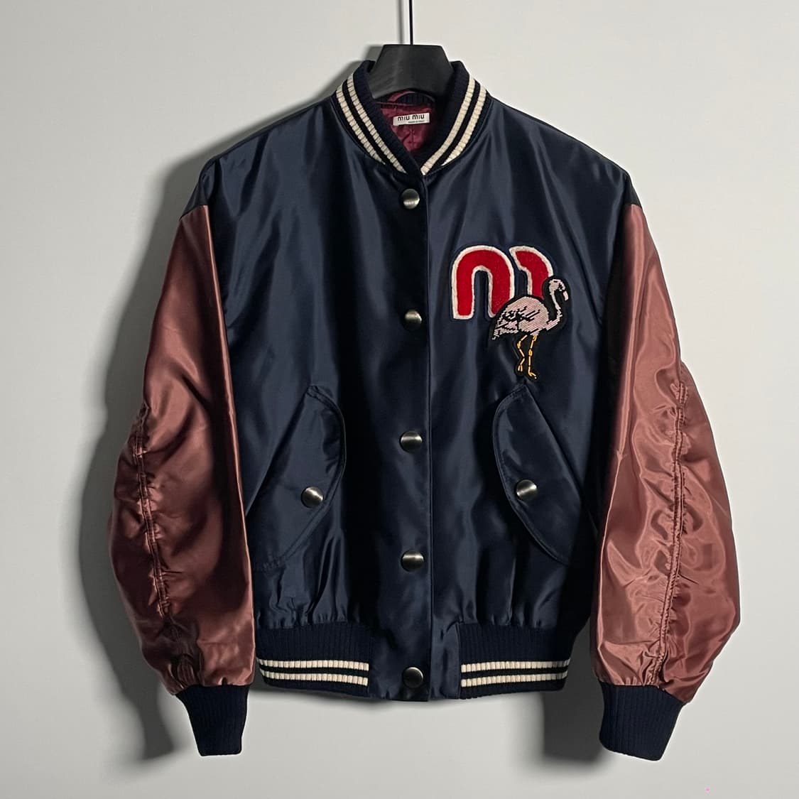 미우미우 플라밍고 유광 바시티자켓 (on.60) 상품이미지1