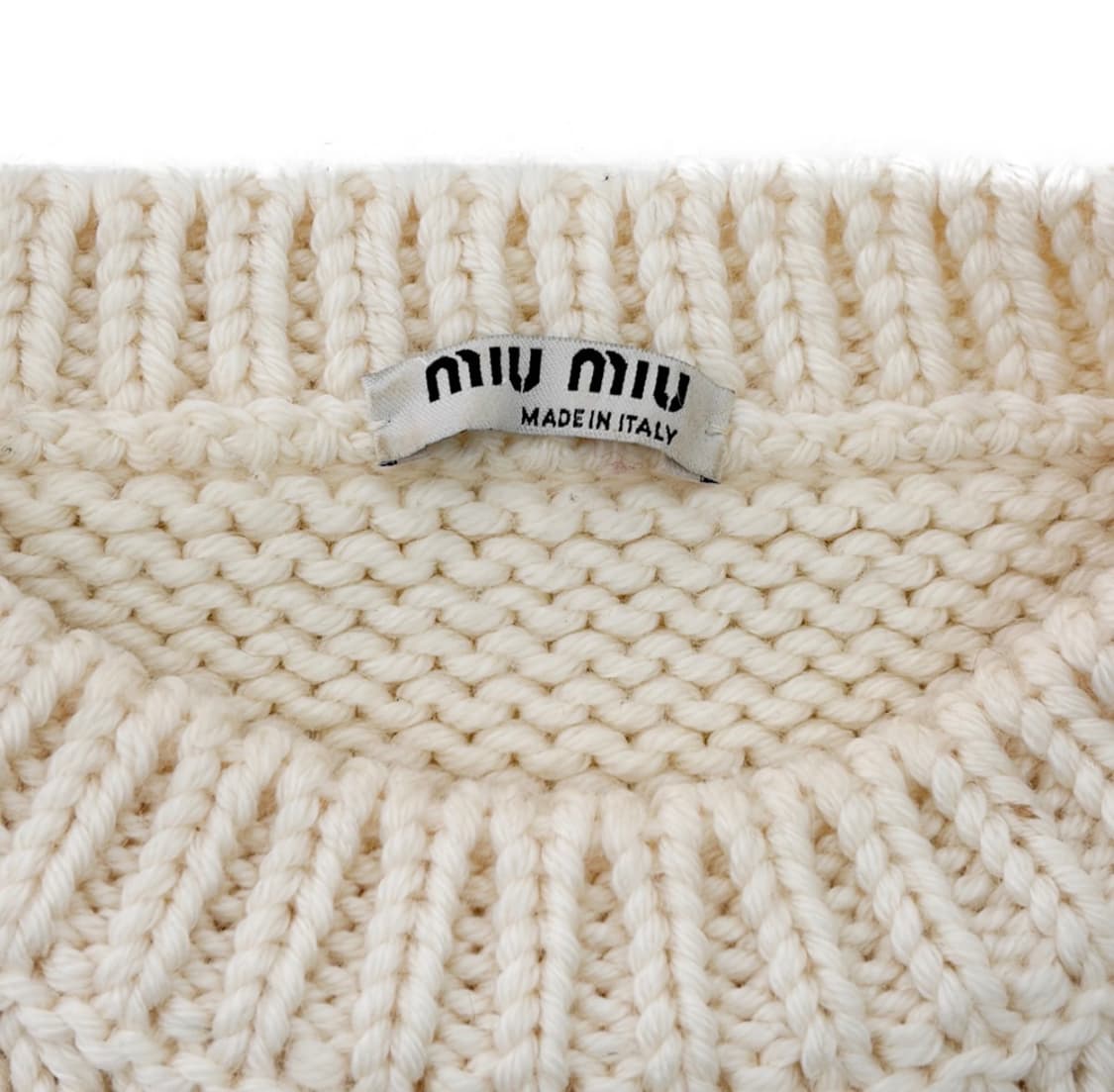 [38] 미우미우 여성 헤비 울 케이블 M로고 크루넥 니트 스웨터 화이트 상품이미지8