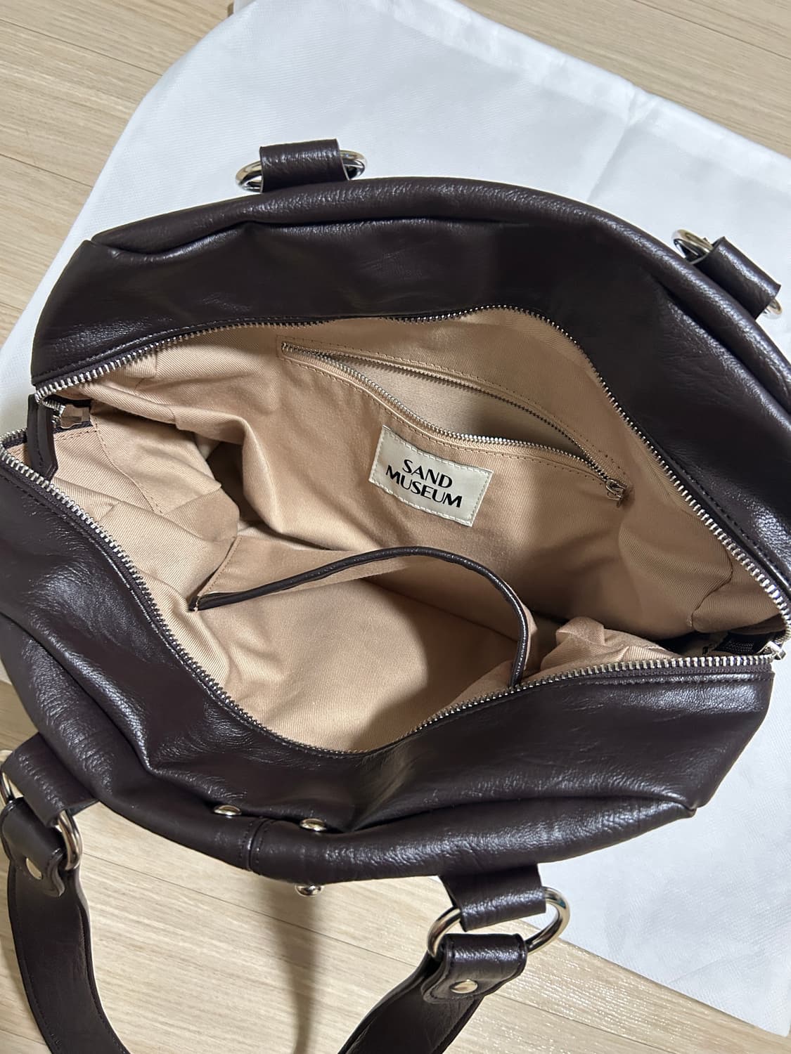 샌드뮤지엄 MAGAZINE BAG 다크브라운 상품이미지2