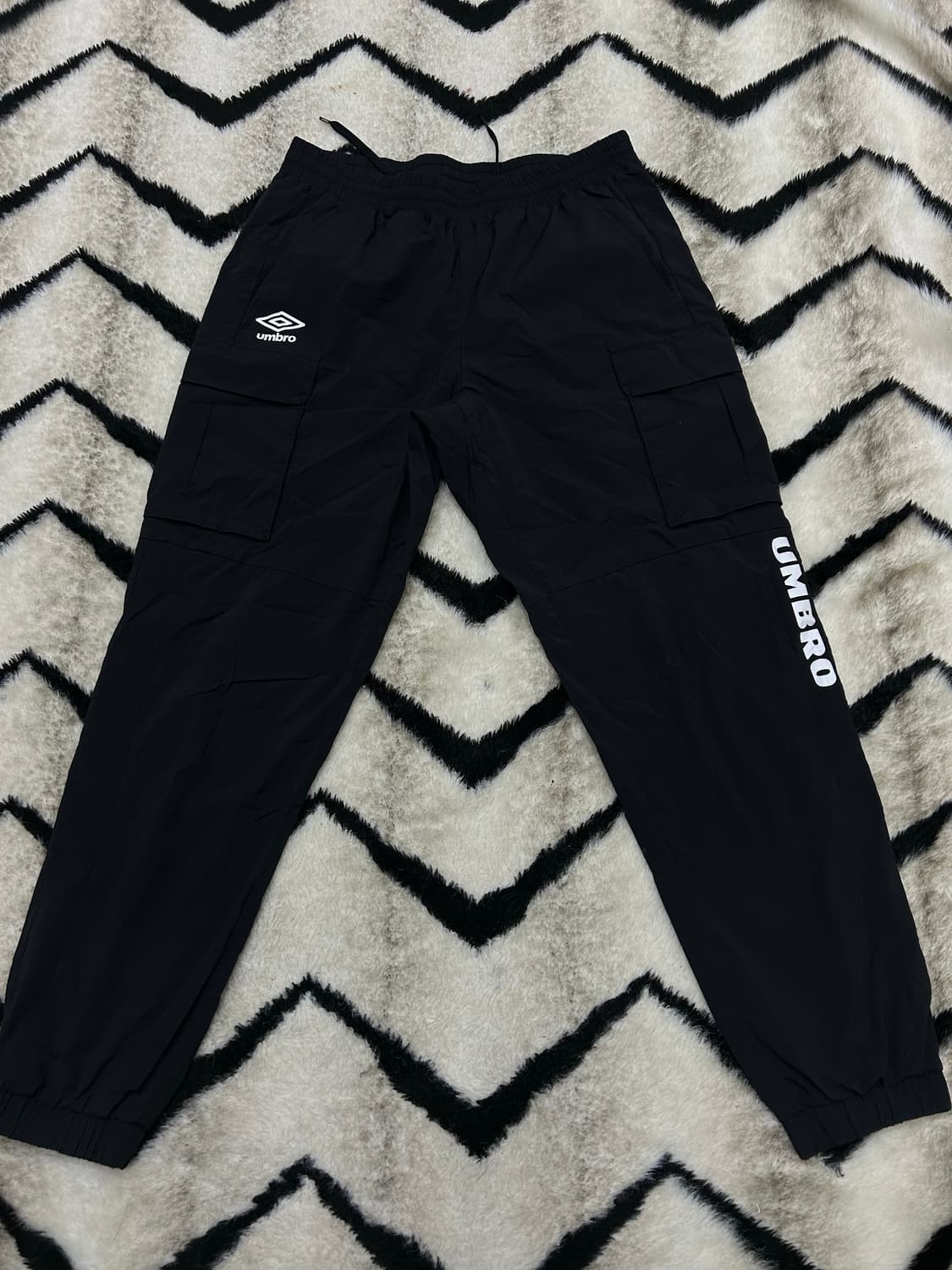 [M]엄브로 시그니처 카고 우븐 조거 팬츠/블랙 상품이미지2