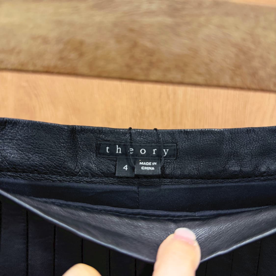 띠어리 A라인 양가죽 미니 스커트 세로 플리츠 사이드 클로징 디테일 블랙 상품이미지6