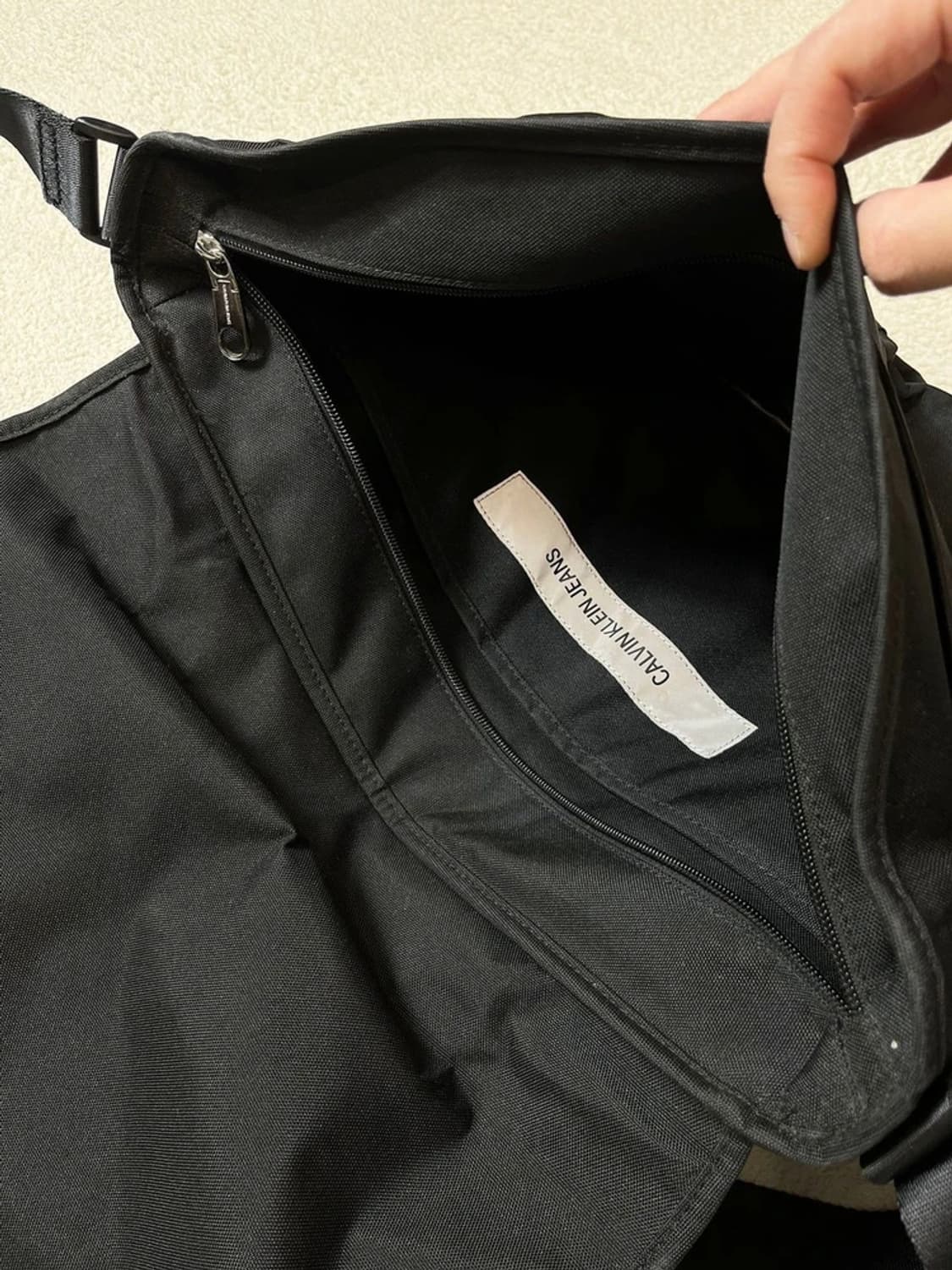 캘빈클라인진 세이프티 에센셜 메신저백 A1769 상품이미지6