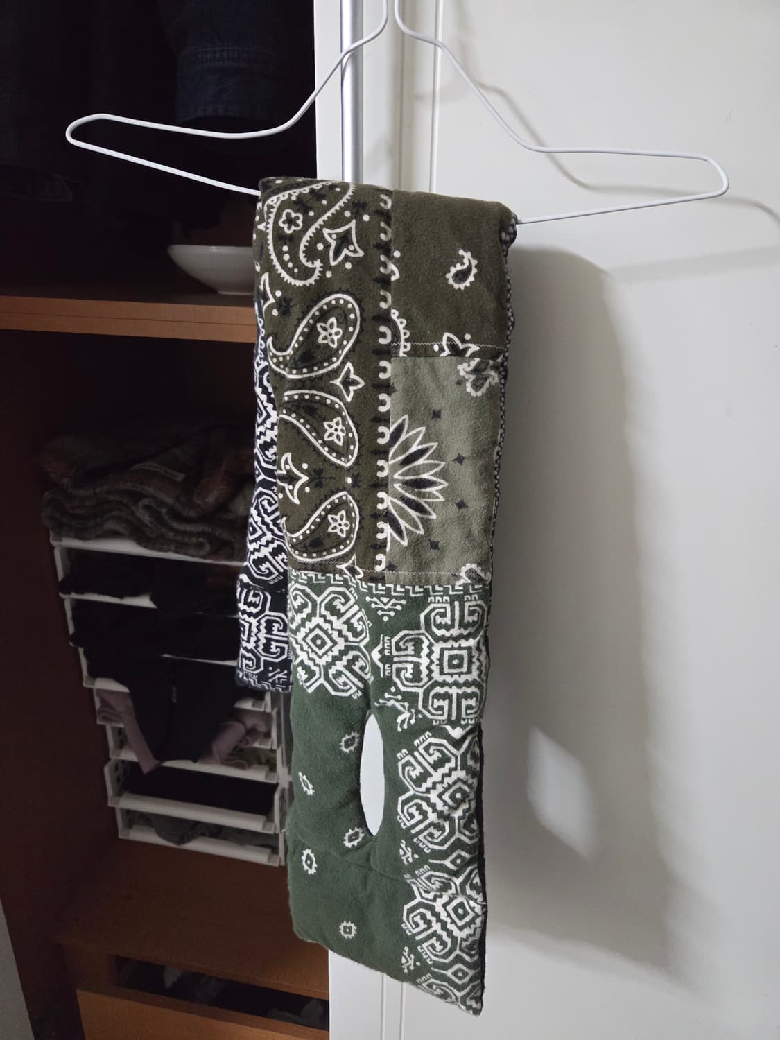 캐피탈 반다나 리버시블 머플러 블랙 카키 팔아요 상품이미지2