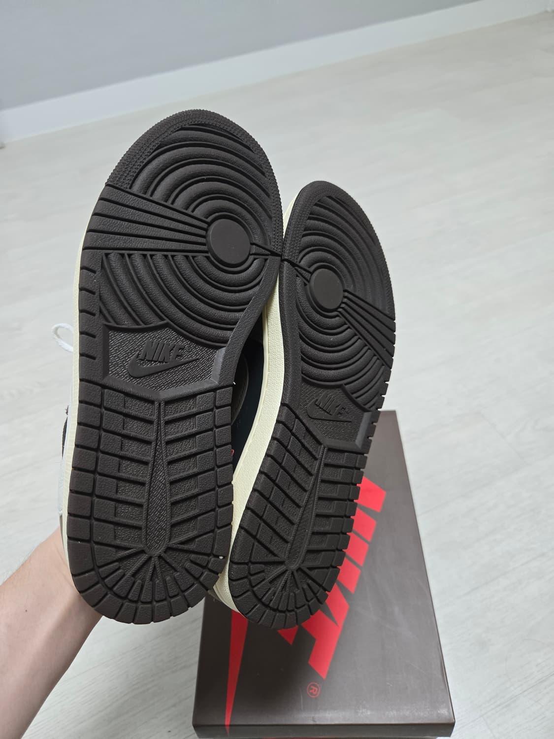 나이키 트레비스스캇 조던1로우 모카 OG 팝니다 255사이즈 상품이미지4