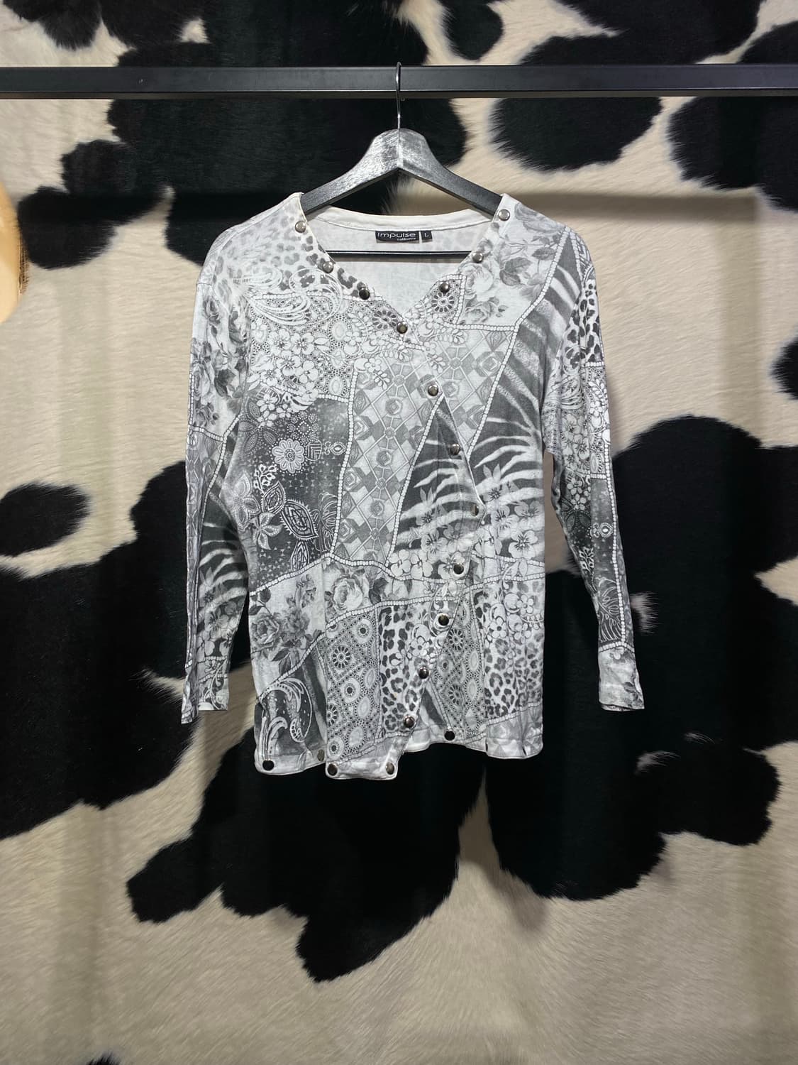 Impulse 오리엔탈 리벳 디테일 브이넥 롱슬리브 상품이미지2