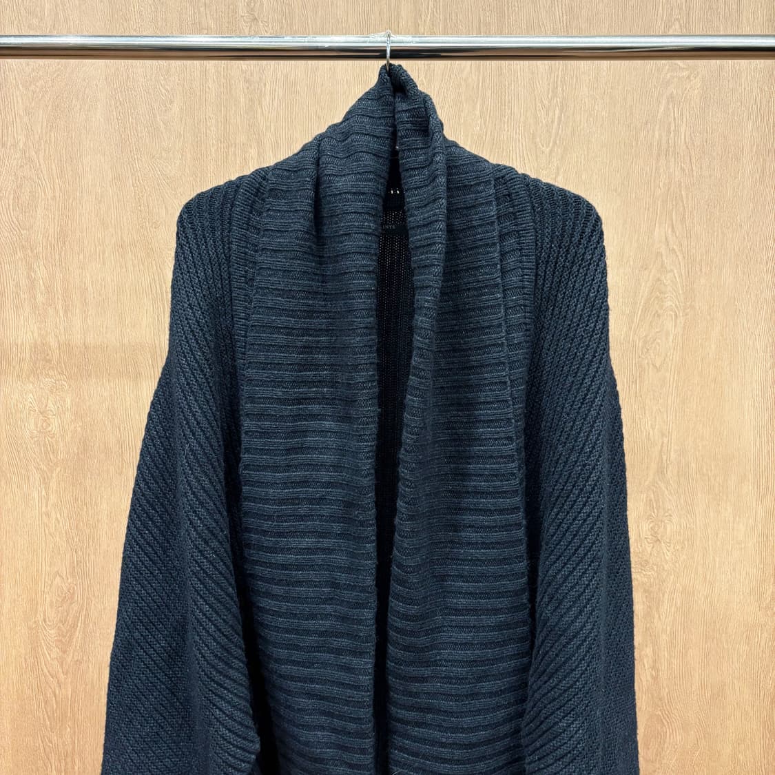 올세인츠 긴팔 니트 가디건 오픈 프론트 드레이프 립 조직 디테일 블랙 상품이미지4