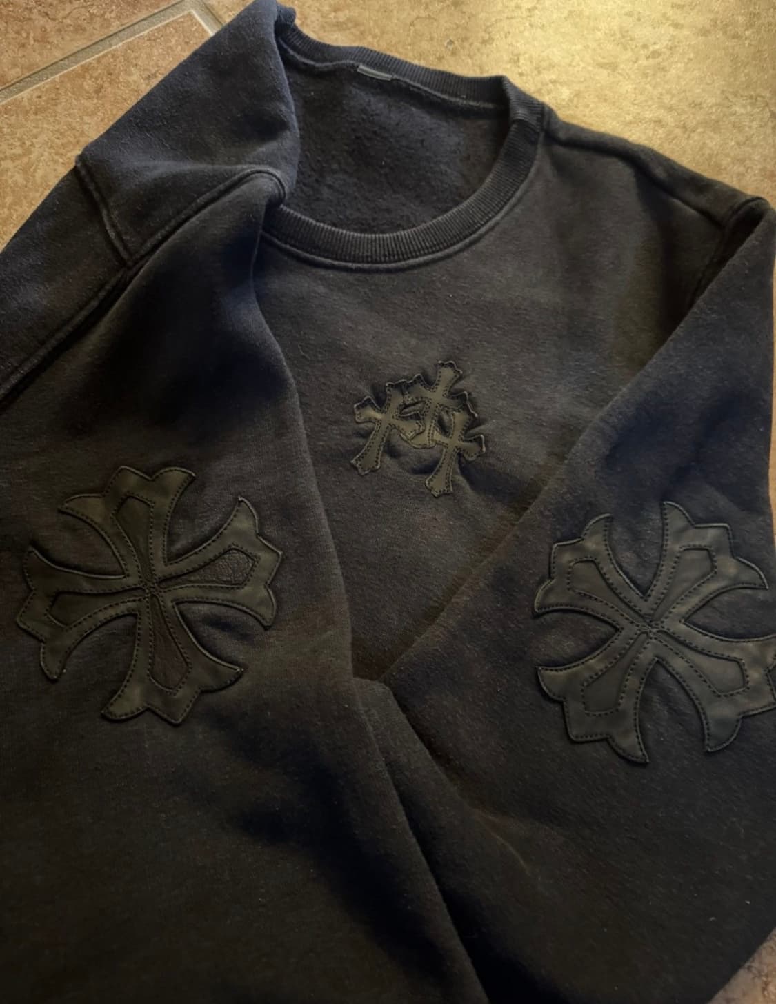 [유일매물] 크롬하츠 크로스 레더패치 크루넥 상품이미지1