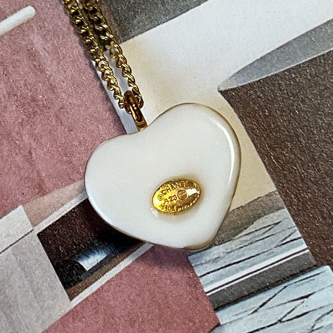 샤넬 화이트 글라스 하트 크리스탈 CC로고 골드 목걸이 상품이미지4