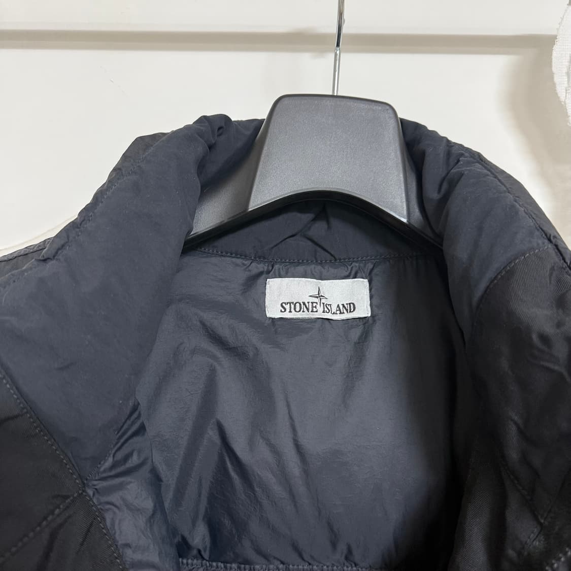 [L] 스톤아일랜드 크링클랩스 논후드 패딩 블랙 25fw 상품이미지2