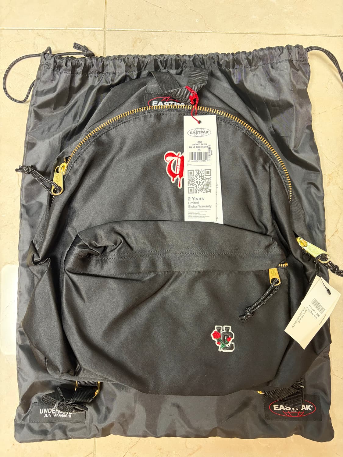 이스트팩 X 언더커버 블랙 새틴 백팩 상품이미지4